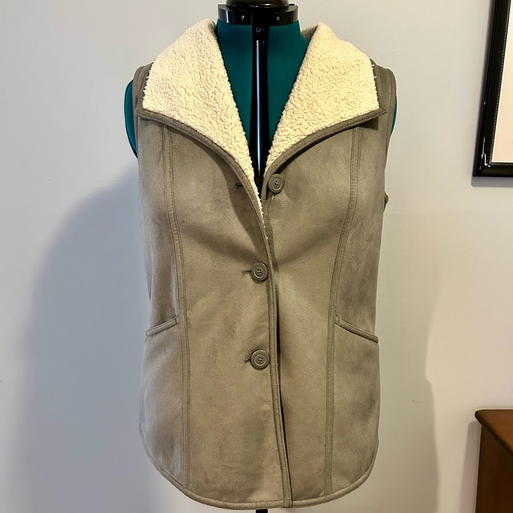 Sherpa Lined Faux Suede Vest Taupe | d&co Button Front Cozy Layering Vest M - Picture 2 of 8